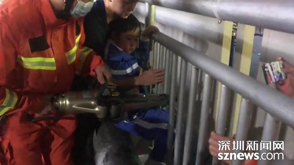 IN视频|“熊孩子”腿卡栏杆缝隙 消防员运用液压扩张器顺利救出