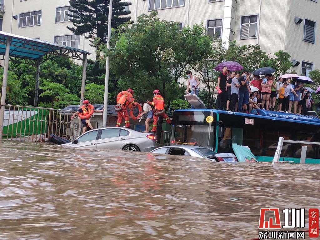 广州暴雨致“水浸街” 气象台提醒市民出行注意交通安全_央广网